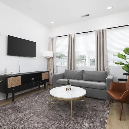 Comfy New 5 Bed 2 Bedroom Close To Downtown